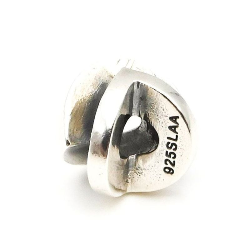 Détail de la perle Trollbeads Victoire en argent sterling 925 avec motif en V, bijou de collection s