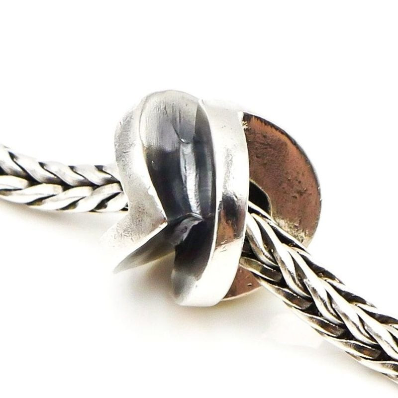 Perle Trollbeads Victoire Motif V Argenté, charm en argent sterling 925 avec motif V, dans une ambia