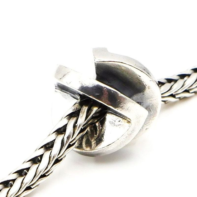 Perle Trollbeads Victoire Motif V Argenté en argent 925, portée sur un bracelet Trollbeads, ambiance