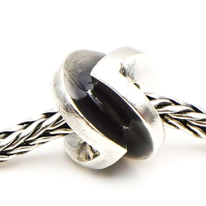 Perle Trollbeads Victoire Motif V Argenté, charm en argent sterling 925 avec motif V, présenté dans 