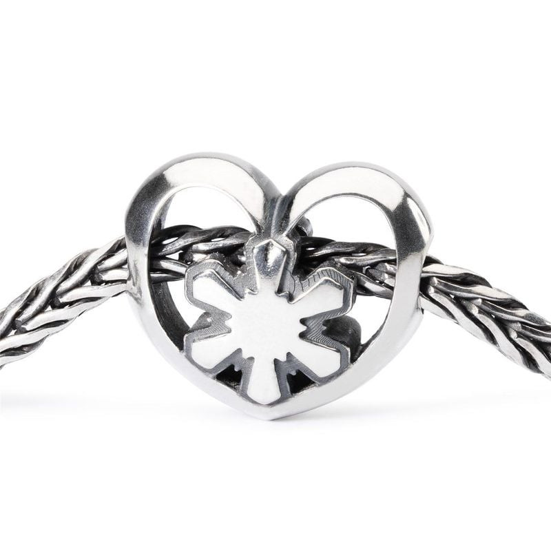 Perle cœur en argent Trollbeads Cœur de cristal enfilée sur une chaîne torsadée en argent sterling T