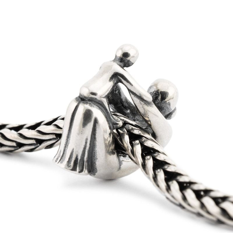 Perle Mamie Trollbeads en argent sur bracelet tressé Trollbeads, détails oxydés et finition polie à 