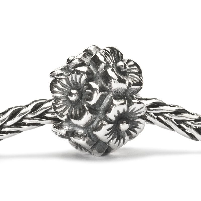 Perle Trollbeads Fleurs de sureau en argent sur bracelet tressé Trollbeads, vue rapprochée