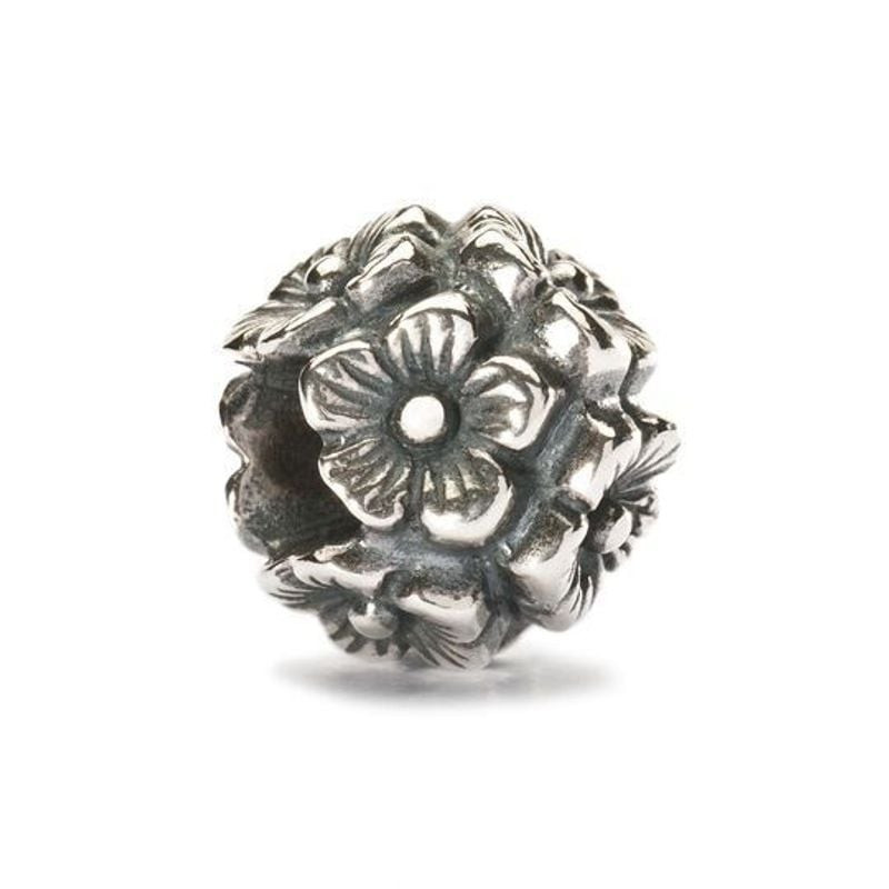 Perle Trollbeads Fleurs de sureau en argent avec motif détaillé de fleurs de sureau sur fond blanc