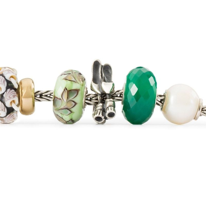 Gros plan d'un bracelet Trollbeads avec la perle Foulées Vitales et d'autres perles uniques.