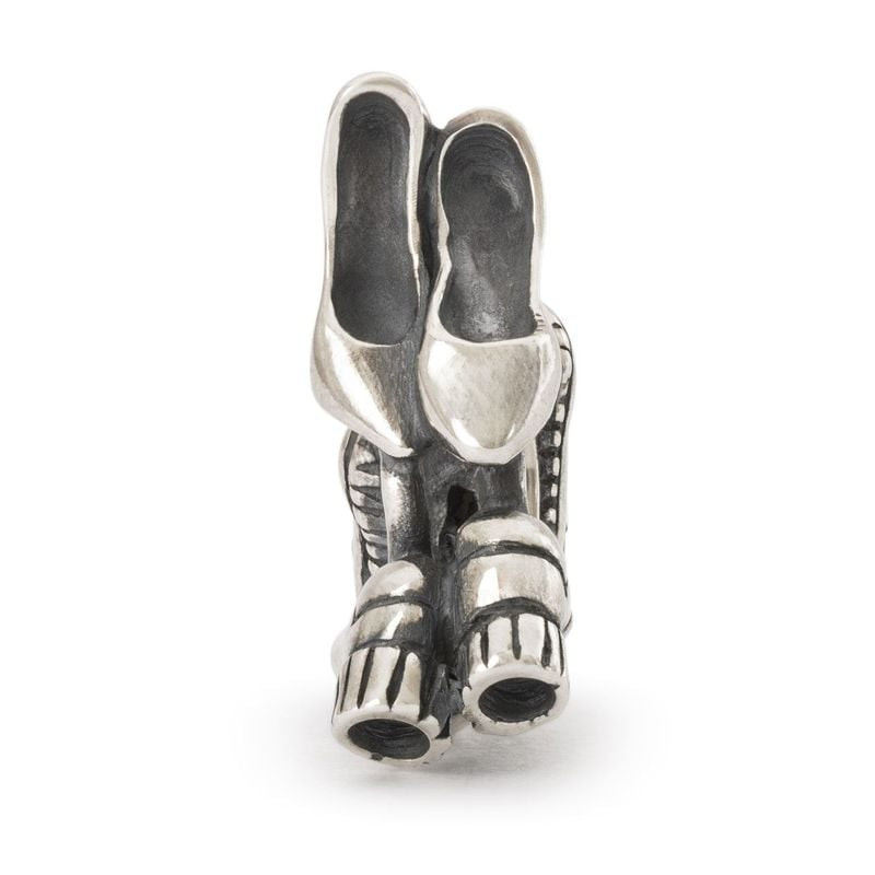 Vue de face de la perle TROLLBEADS Foulées Vitales avec son trio de chaussures : talons, bottes et c