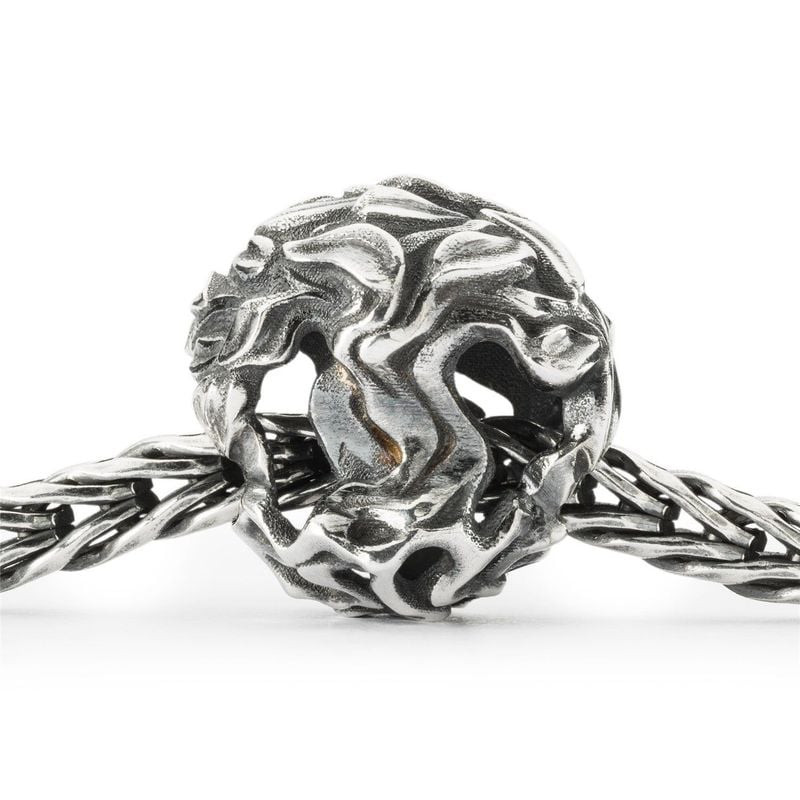 Gros plan de la perle TROLLBEADS Arbre de la Vie en argent sterling sur un bracelet en argent