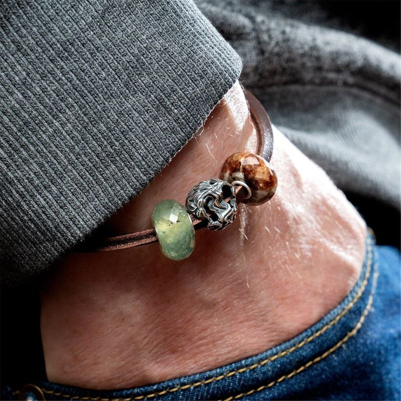 Image lifestyle : Perle TROLLBEADS Arbre de la Vie en argent portée sur un bracelet au poignet avec 