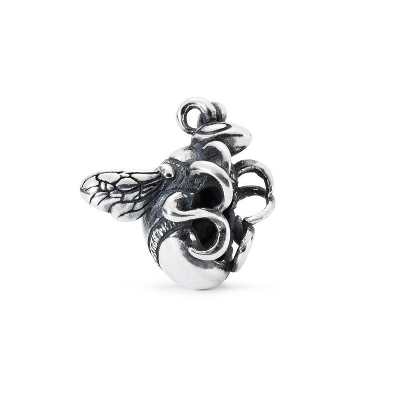 Butoir abeille Bourdon Trollbeads en argent vu de côté, corps arrondi poli, ailes et poinçons gravés
