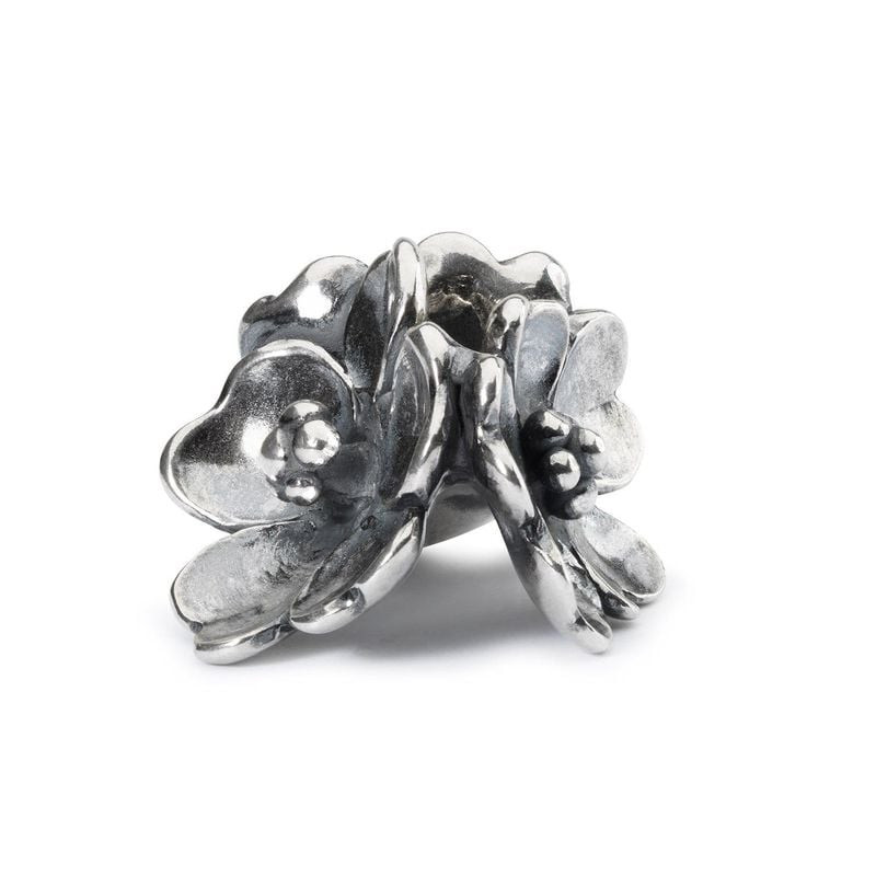 Vue inclinée de la perle Trollbeads Pommier en fleurs en argent, pétales de fleurs de pommier superp