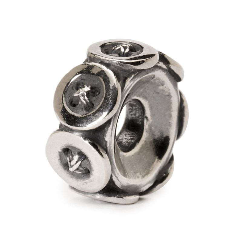 Perle Trollbeads Boutons en argent 925 avec motifs de boutons et détails oxydés, isolée sur fond bla