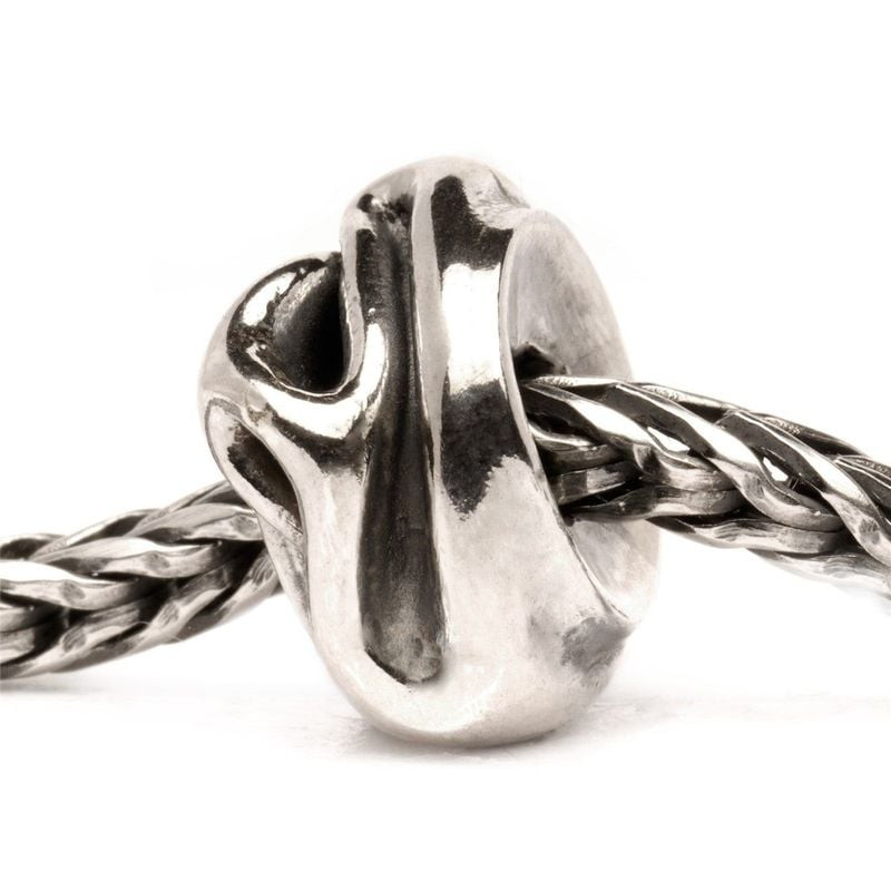 Perle Trollbeads Transformation en argent enfilée sur un bracelet Trollbeads en argent