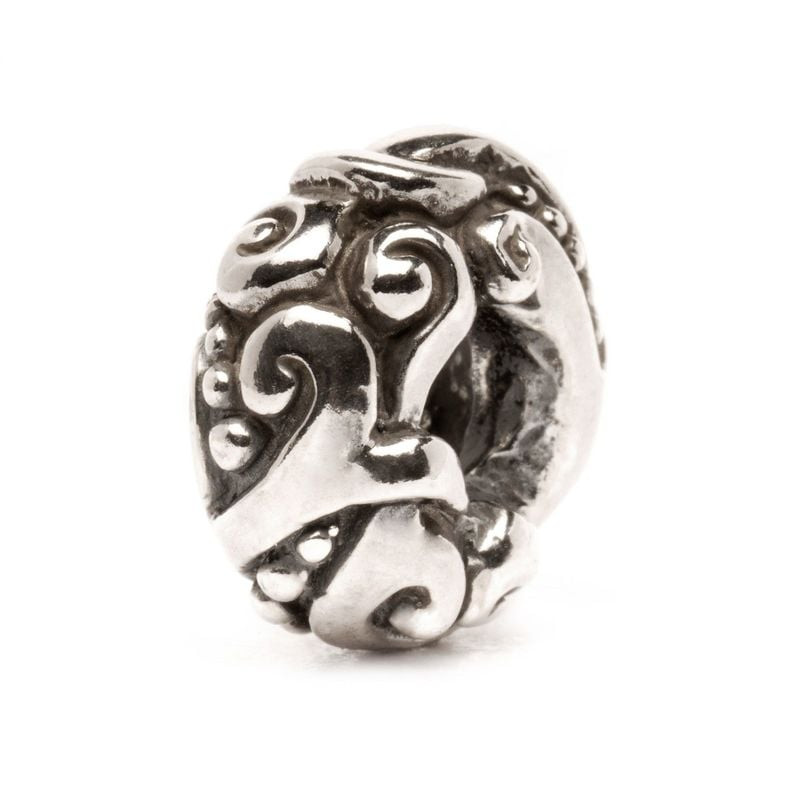 Perle Trollbeads Jugend en argent sur fond blanc, motif Art nouveau ouvragé, vue de trois quarts