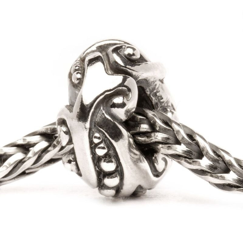 Perle Trollbeads Jugend en argent sur chaîne de bracelet en argent tressé, vue verticale d'ambiance