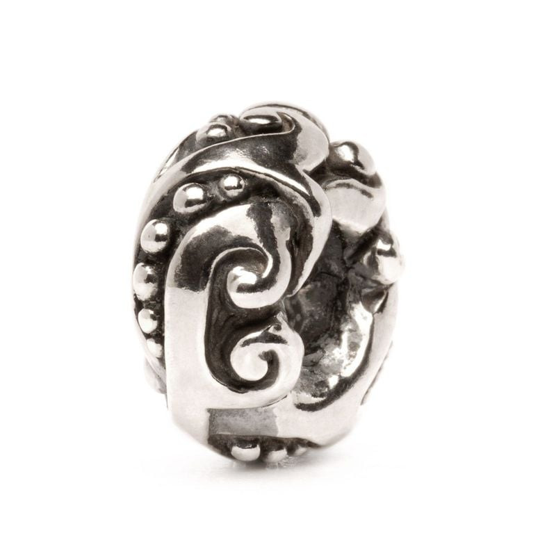 Gros plan sur la perle Trollbeads Jugend en argent massif, mettant en valeur les points perlés et l'