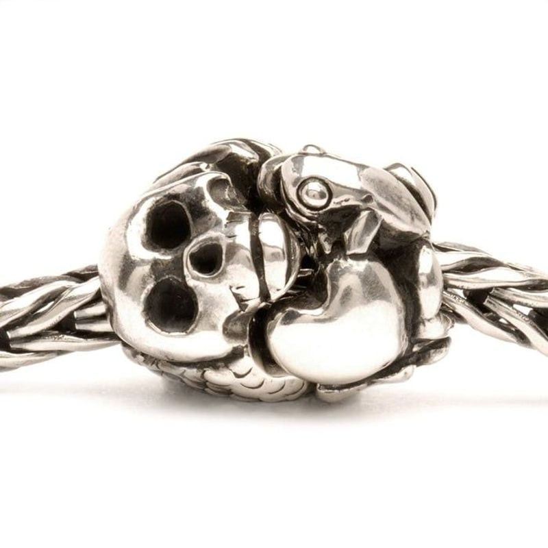 Perle de Charme Trollbeads Beads Porte-Bonheur Argenté posée sur un fond doux et lumineux, ambiance 