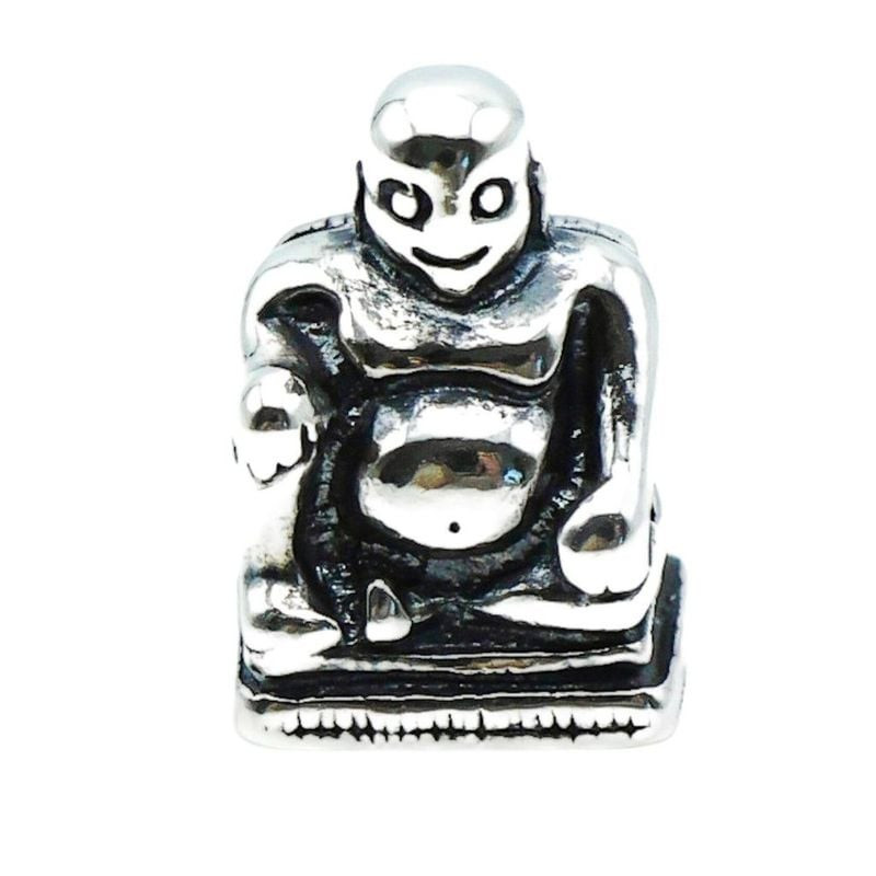 Packshot de la Bille Charm Trollbeads Bouddha Argenté en argent 925, vue de face sur fond blanc.