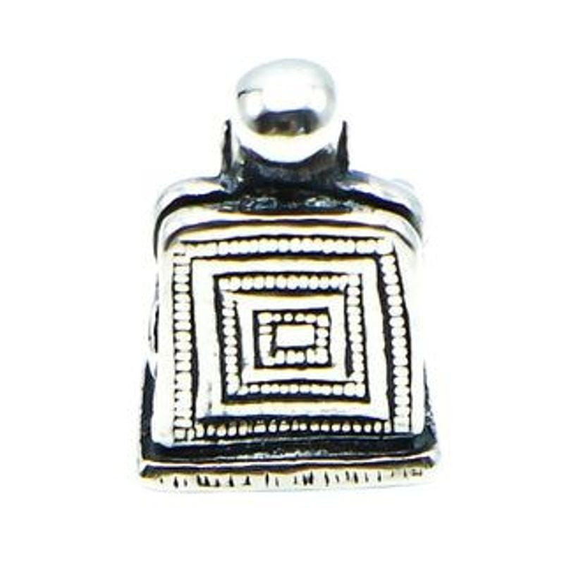 Gros plan sur la Bille Charm Trollbeads Bouddha Argenté en argent sterling 925, détaillant le visage