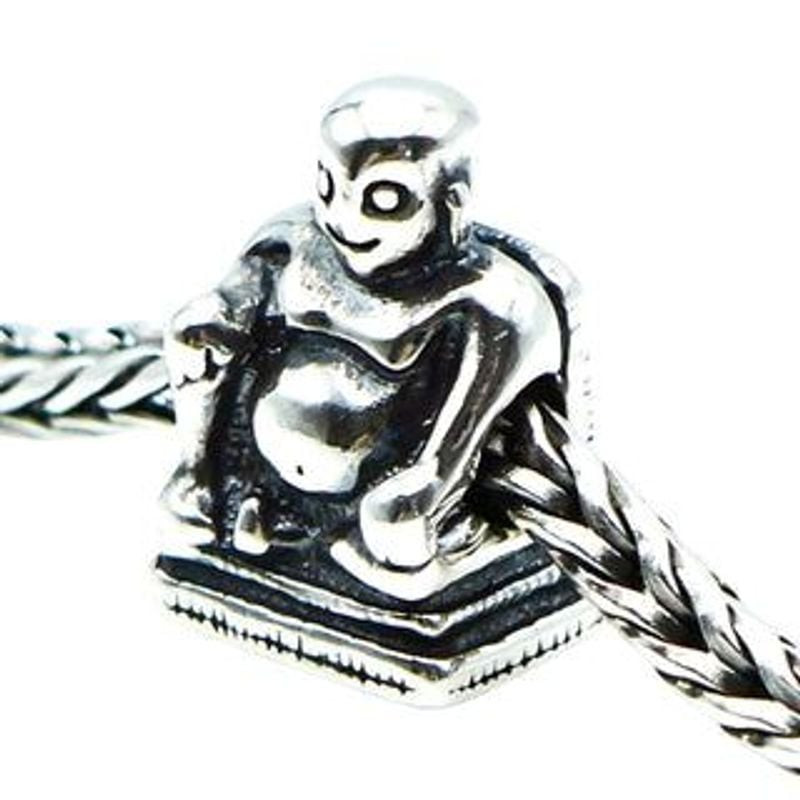 Bille Charm Trollbeads Bouddha Argenté en argent 925 posée sur un bracelet à charms, ambiance spirit