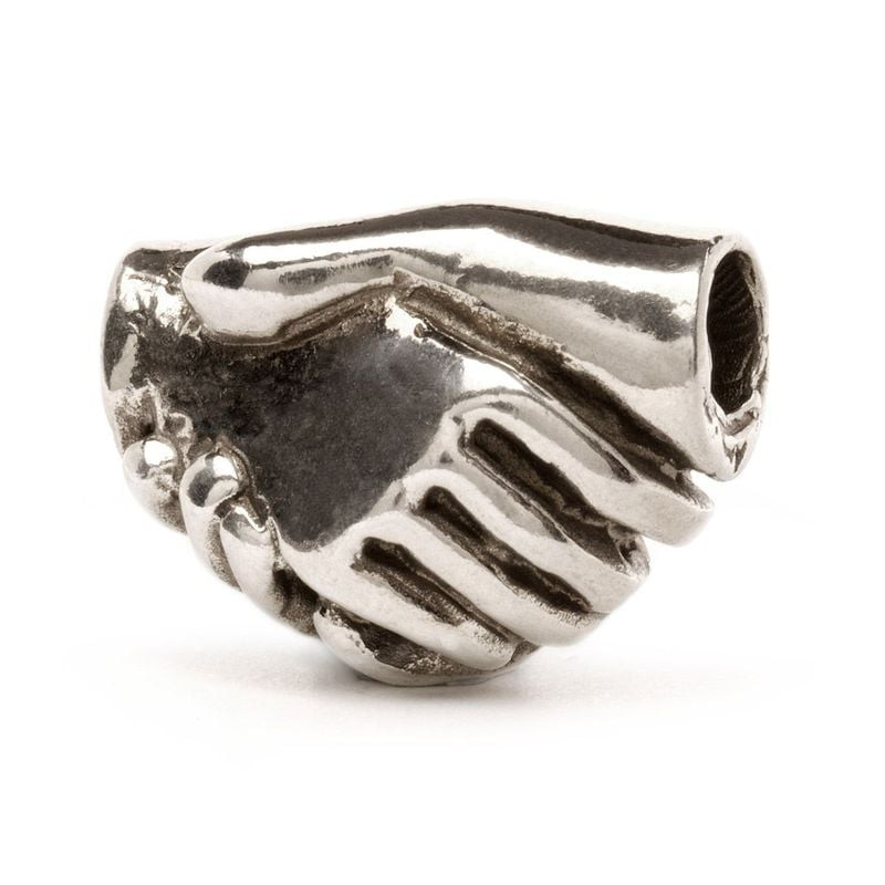 Perle Trollbeads Amitié en argent avec deux mains jointes en poignée de main, packshot sur fond blan