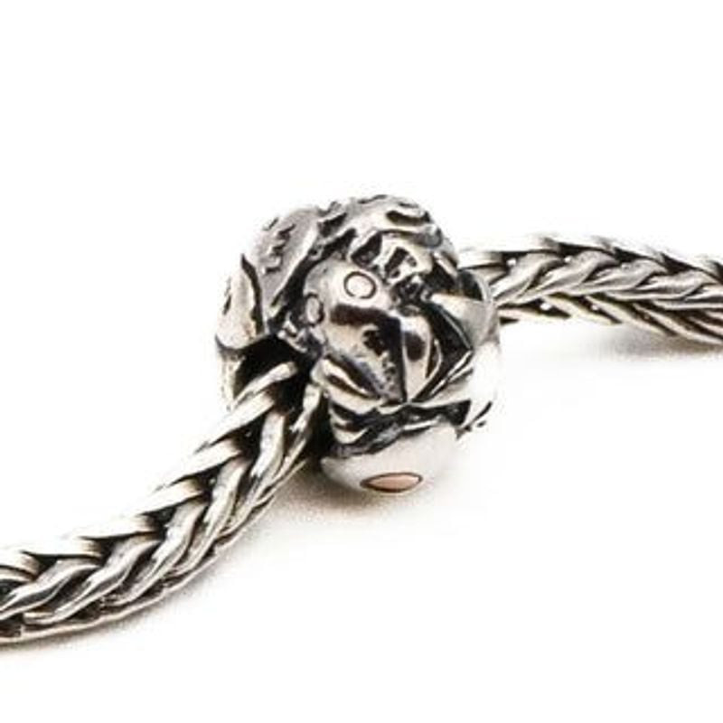 Bille Trollbeads Symboles argentée sur une chaîne vue de dessus, montrant un relief gravé et un poin