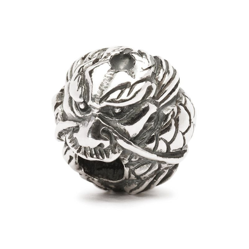 Breloque Trollbeads Dragon chinois Argenté sur fond blanc, packshot détaillé de la perle en argent 9