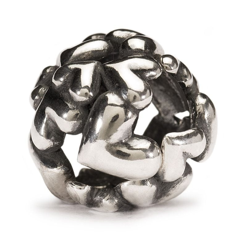 Packshot de la perle Trollbeads Classic Beads Bille de Cœurs Argentée en argent 925 massif