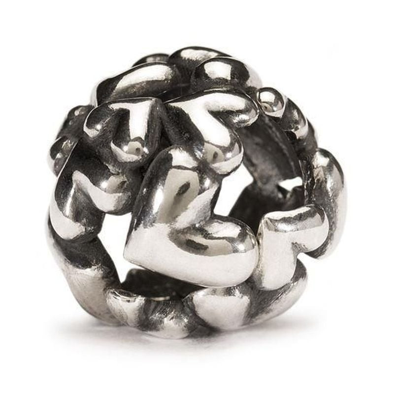 Packshot de la Perle Trollbeads Classic Beads Bille de Cœurs Argentée, en argent massif 925 avec fin
