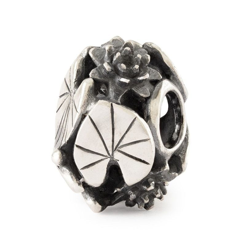 Packshot du Charm Trollbeads Carpe Diem Nénuphar Argenté en argent 925, motif nénuphar ciselé.