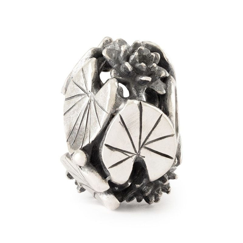 Packshot du charm Trollbeads Carpe Diem Nénuphar Argenté en argent 925 avec motif nénuphar