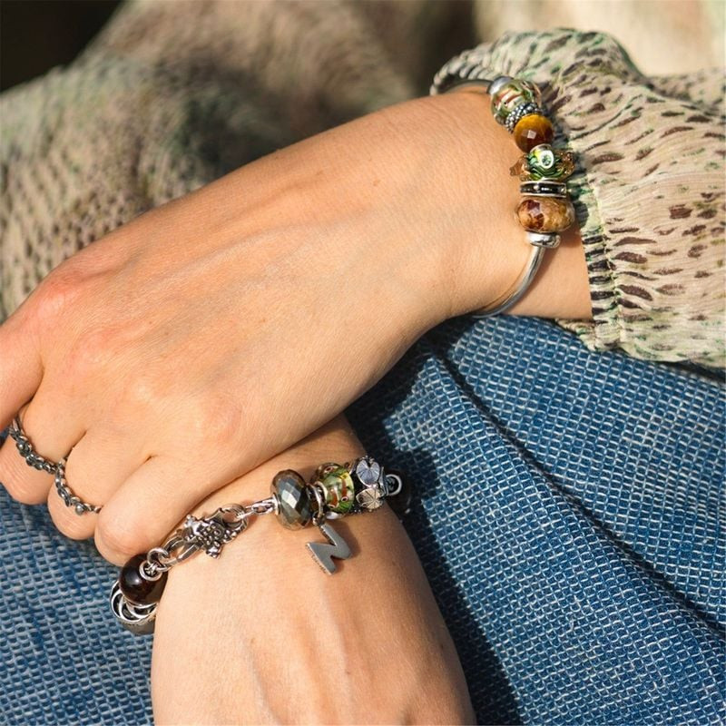 Charm Trollbeads Carpe Diem Nénuphar Argenté porté sur un bracelet, ambiance naturelle et lumineuse