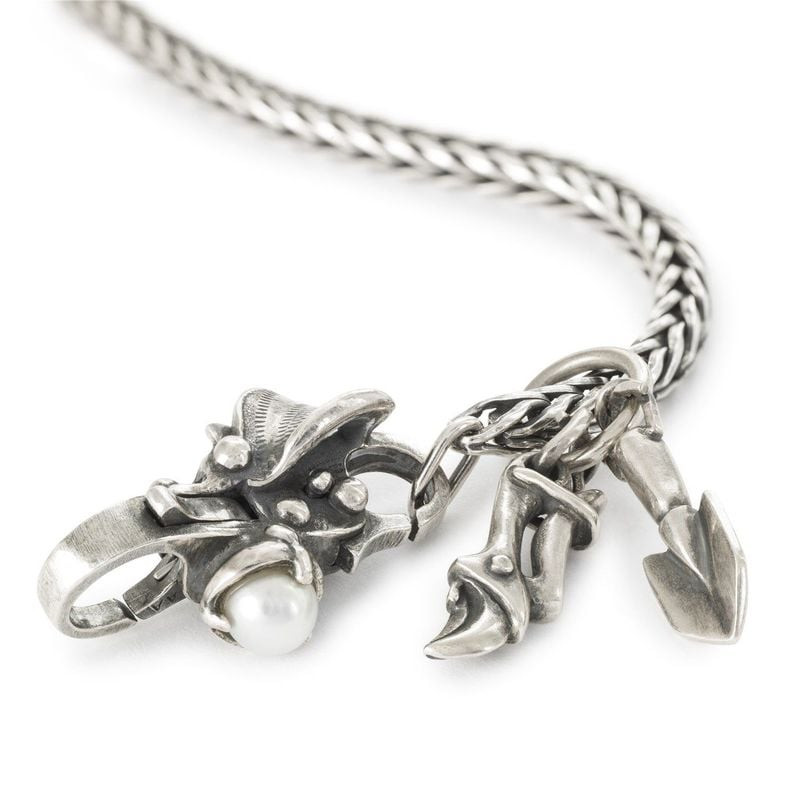 Détail du Pendentif Trollbeads Doigts Verts Argenté : pompon miniature, sécateurs et pelle argent 92