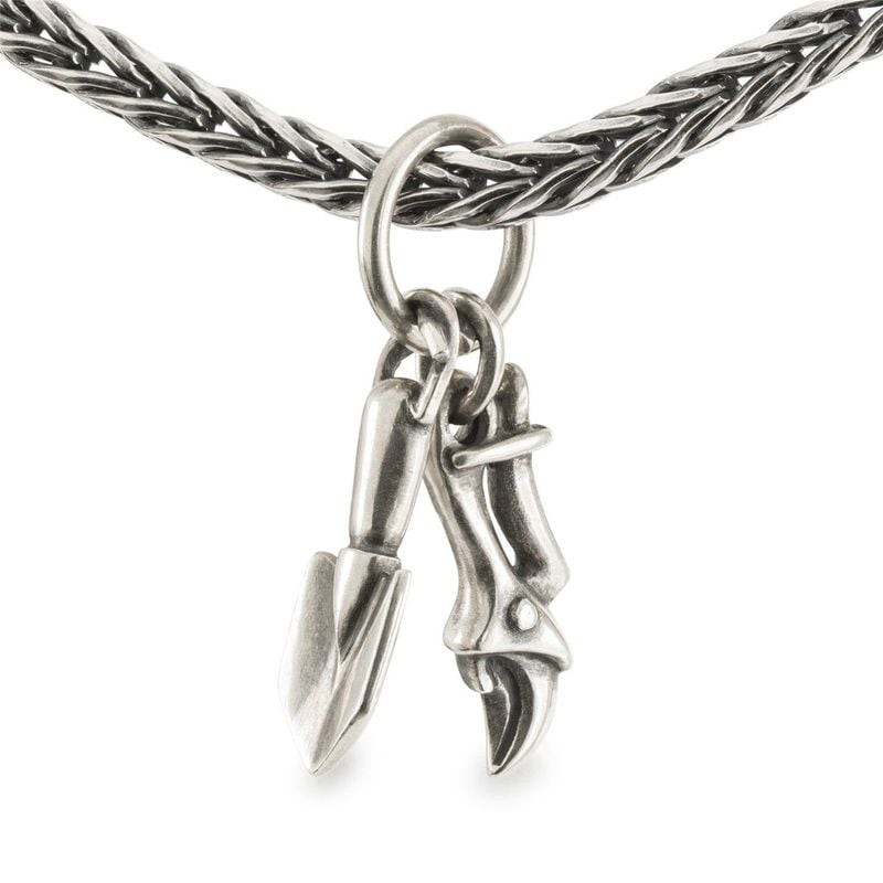 Pendentif Trollbeads Doigts Verts Argenté : détail du charm avec sécateurs et pelle miniature en arg