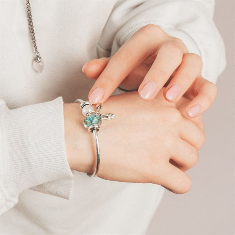 Pendentif Trollbeads Doigts Verts Argenté porté sur un bracelet, ambiance jardin et nature