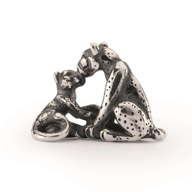 Perle léopard Trollbeads en argent sterling montrant une mère léopard câlinant son petit dans une te