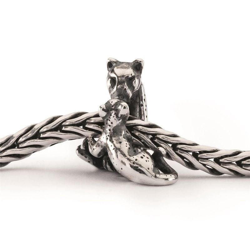 Charm Trollbeads léopard en argent sur une chaîne argent tressée, mère léopard face à son petit
