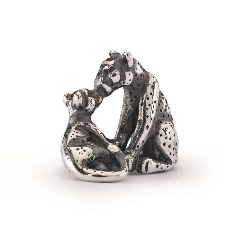 Vue de côté de la perle Trollbeads Maman Léopard en argent, mère et petit assis, pelage tacheté et q