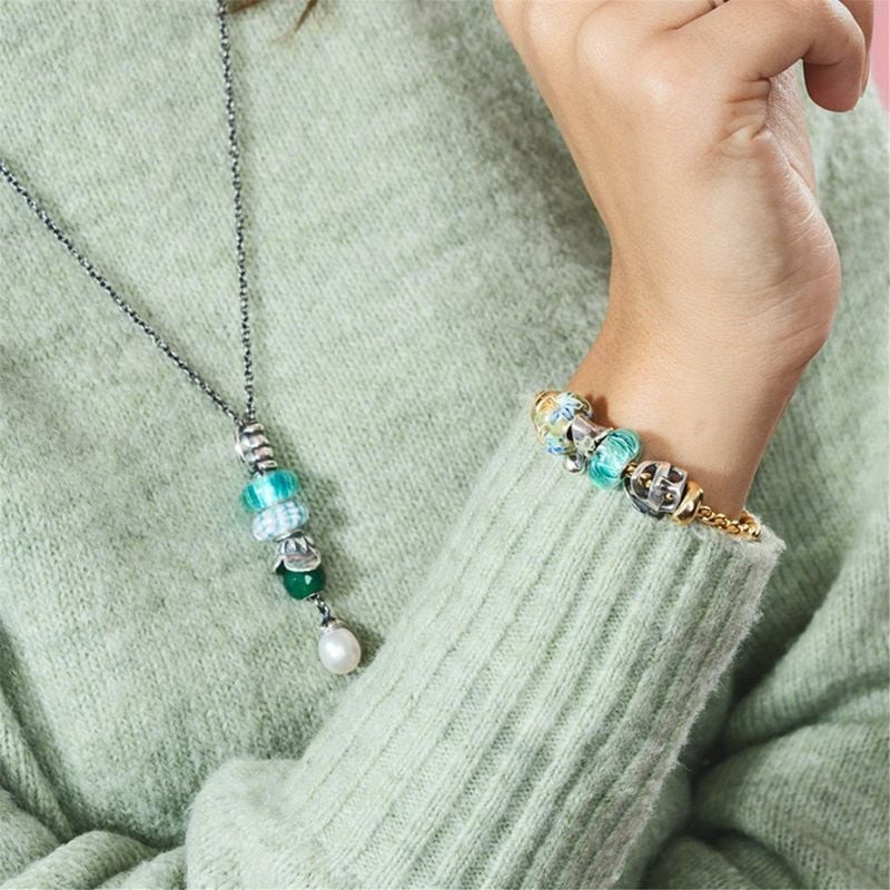 Perle Trollbeads Chapeau de Bouffon Argenté portée sur un bracelet, style lifestyle