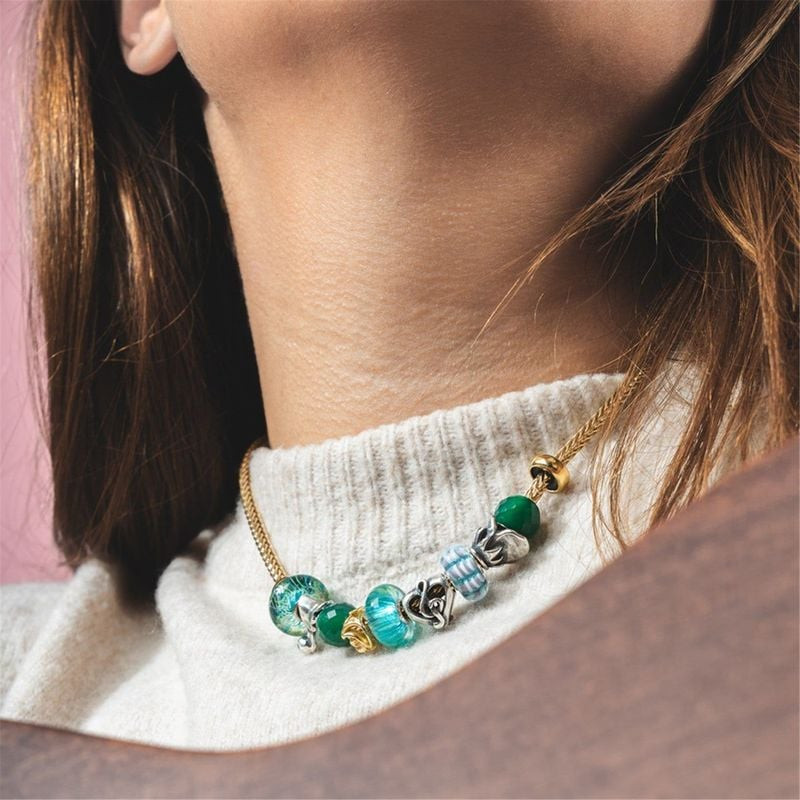 Lifestyle : Perle Trollbeads Chapeau de Bouffon Argenté portée sur un bracelet, éclat argent sterlin