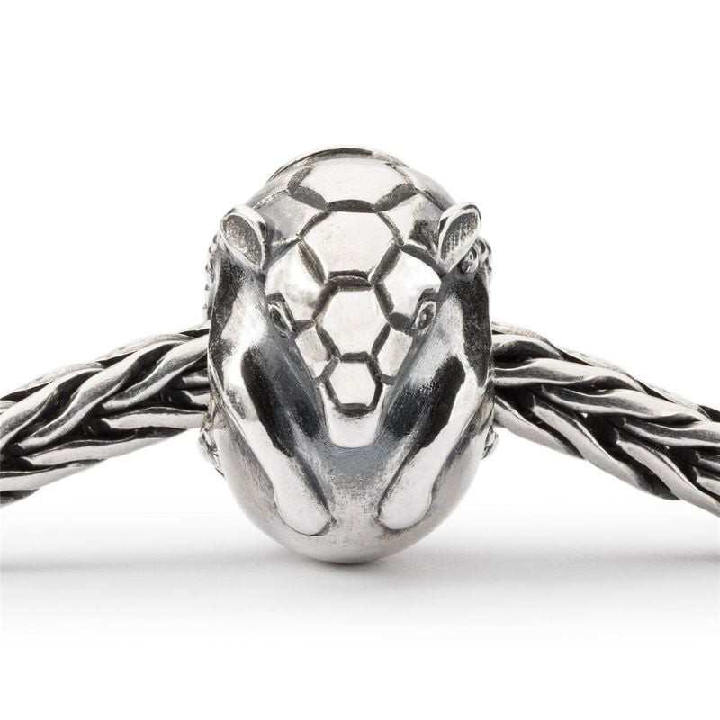 TROLLBEADS PERLE TATOU ARGENT charm enfilé sur un bracelet en argent