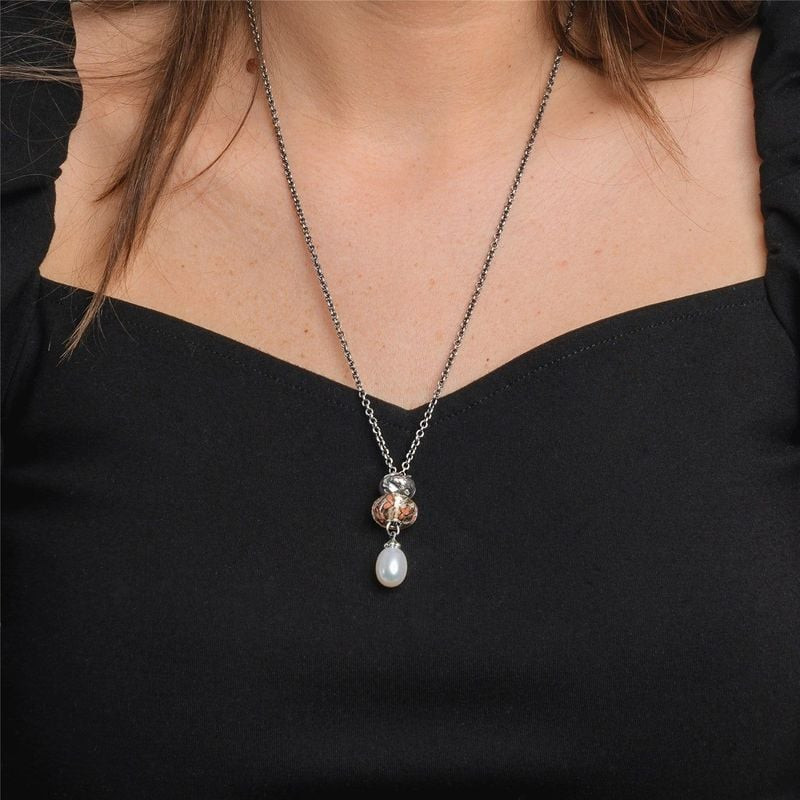 Gros plan sur un collier présentant le charm TROLLBEADS PERLE TATOU ARGENT et d'autres perles