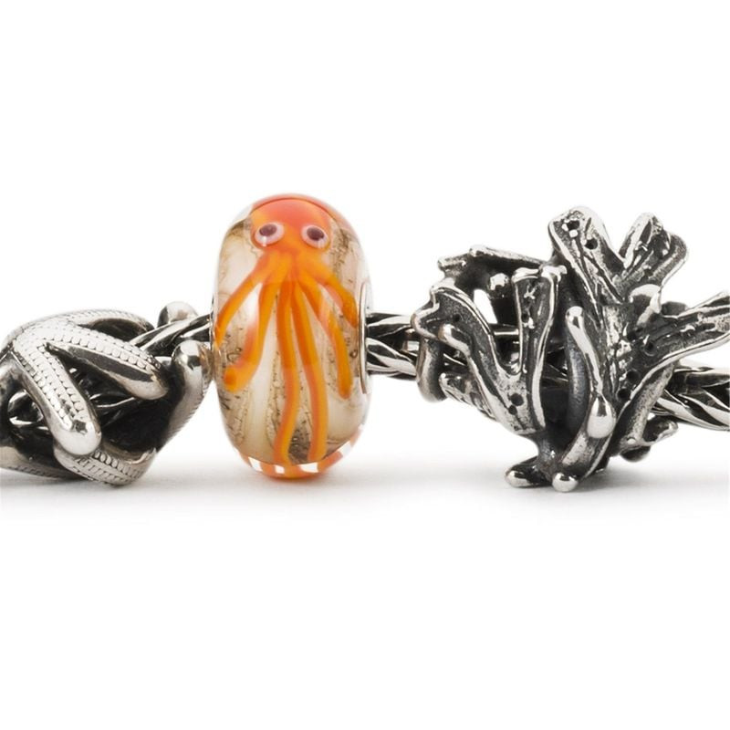 Perle de charme TROLLBEADS ALGUE ARGENTÉ avec perles colorées et étoile de mer sur bracelet argent.