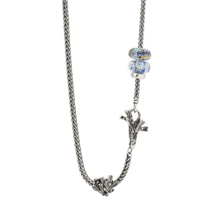 Perle de charme TROLLBEADS Algue Argenté fixée à un bracelet en argent, suspendue avec élégance.