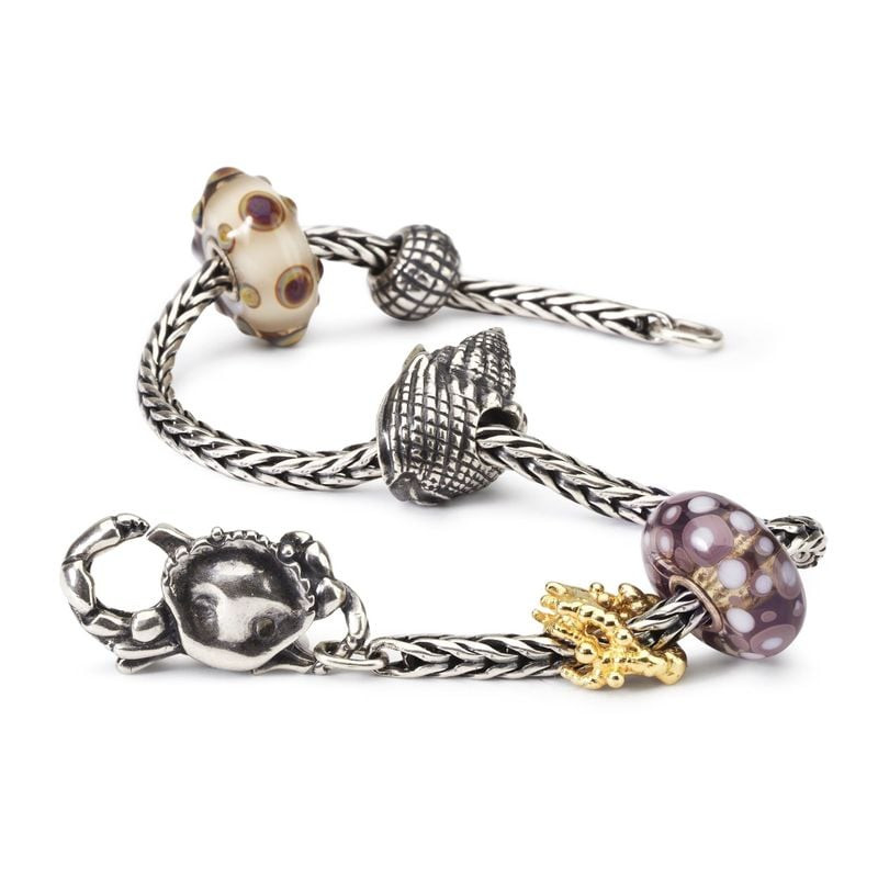 Perle Trollbeads Blue Ocean Coquillage Argenté dans un cadre marin, évoquant l'océan.