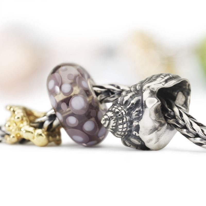 Image d'ambiance de la Perle Trollbeads Blue Ocean Coquillage Argenté, bijou en argent sterling 925