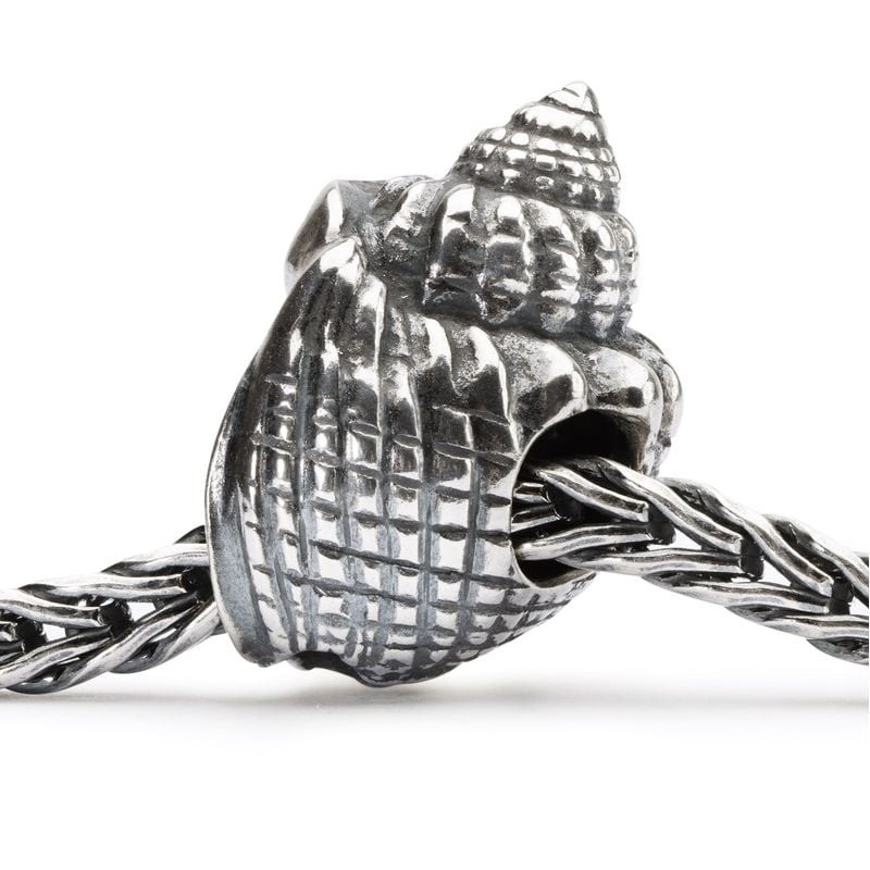 Packshot de la Perle Trollbeads Blue Ocean Coquillage Argenté en argent 925, finition oxydée.