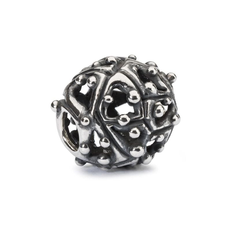 Perle Trollbeads Réponse en argent sterling avec motif ajouré et clouté sur fond blanc