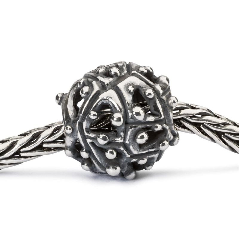 Perle Trollbeads Réponse en argent enfilée sur une chaîne de bracelet Trollbeads tressée, gros plan