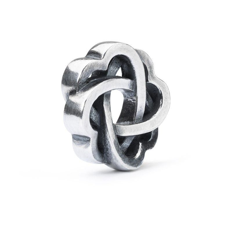 Perle Trollbeads Entrelacés en argent sterling avec quatre cœurs entrelacés sur fond blanc.