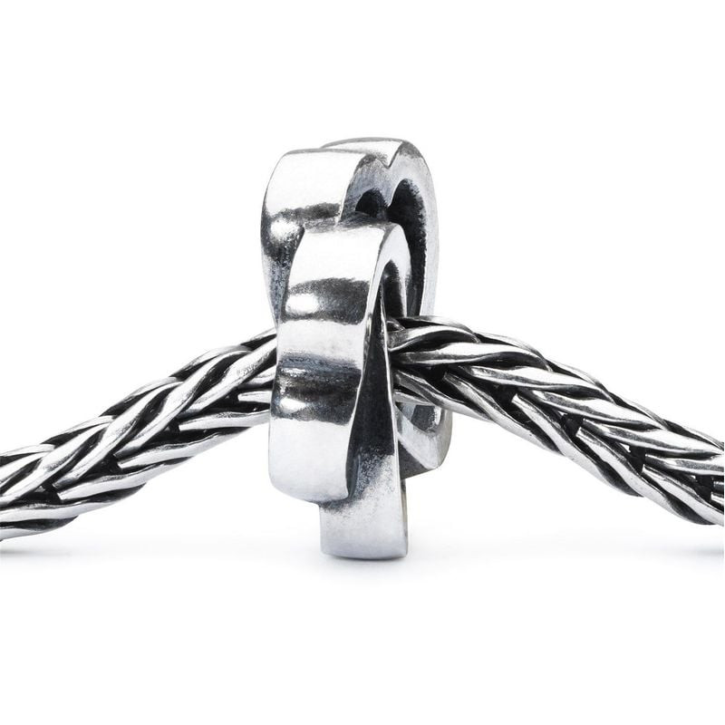 Perle TROLLBEADS Entrelacés en argent sterling enfilée sur un bracelet chaîne serpent en argent.